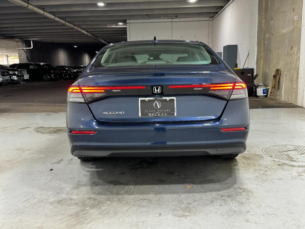 Honda Accord Sedan Vehicle Full-screen Gallery Image 9