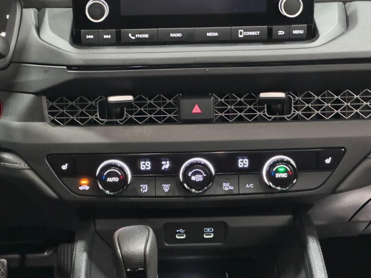 Honda Accord Sedan Vehicle Full-screen Gallery Image 15