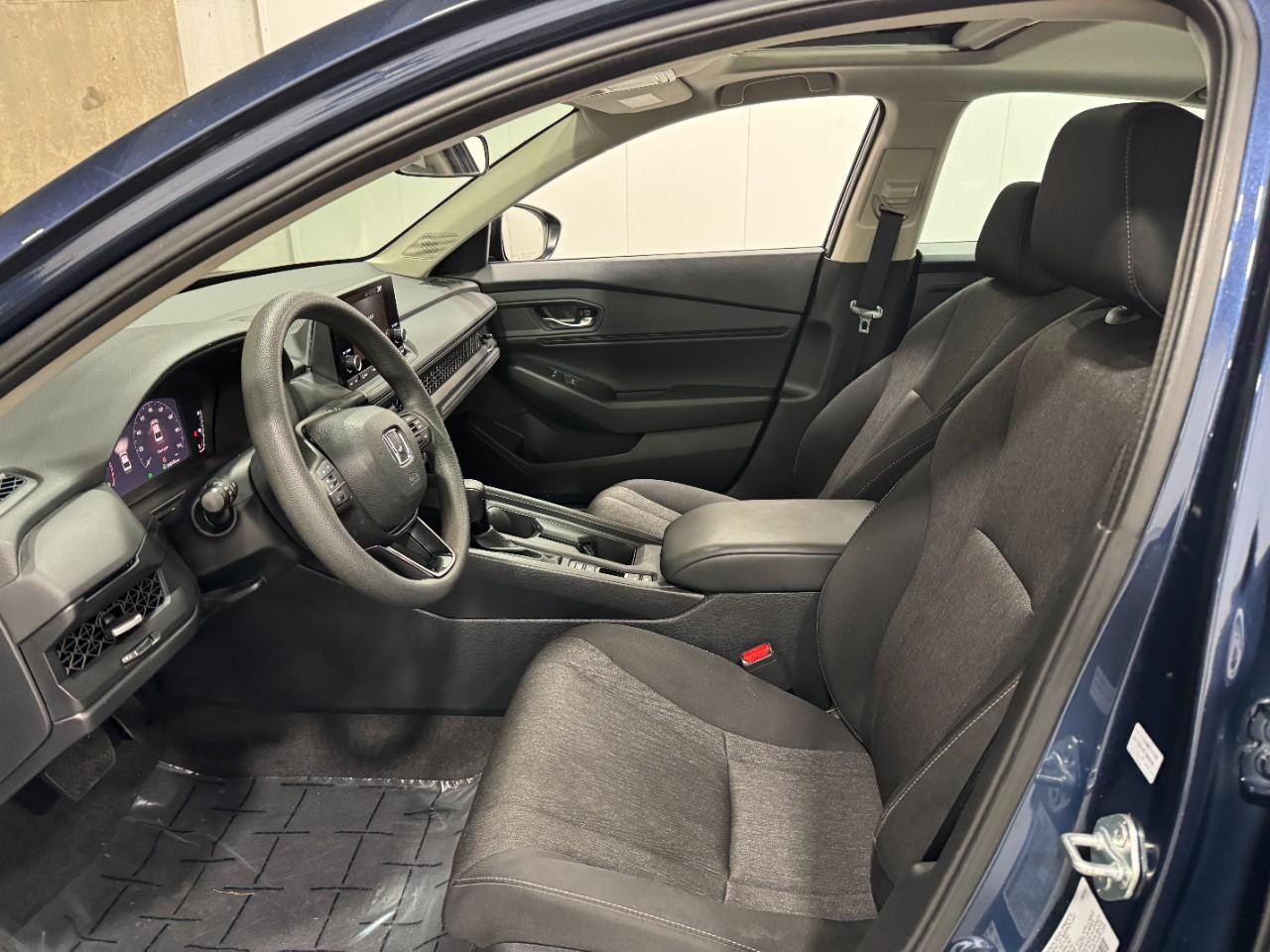 Honda Accord Sedan Vehicle Full-screen Gallery Image 22