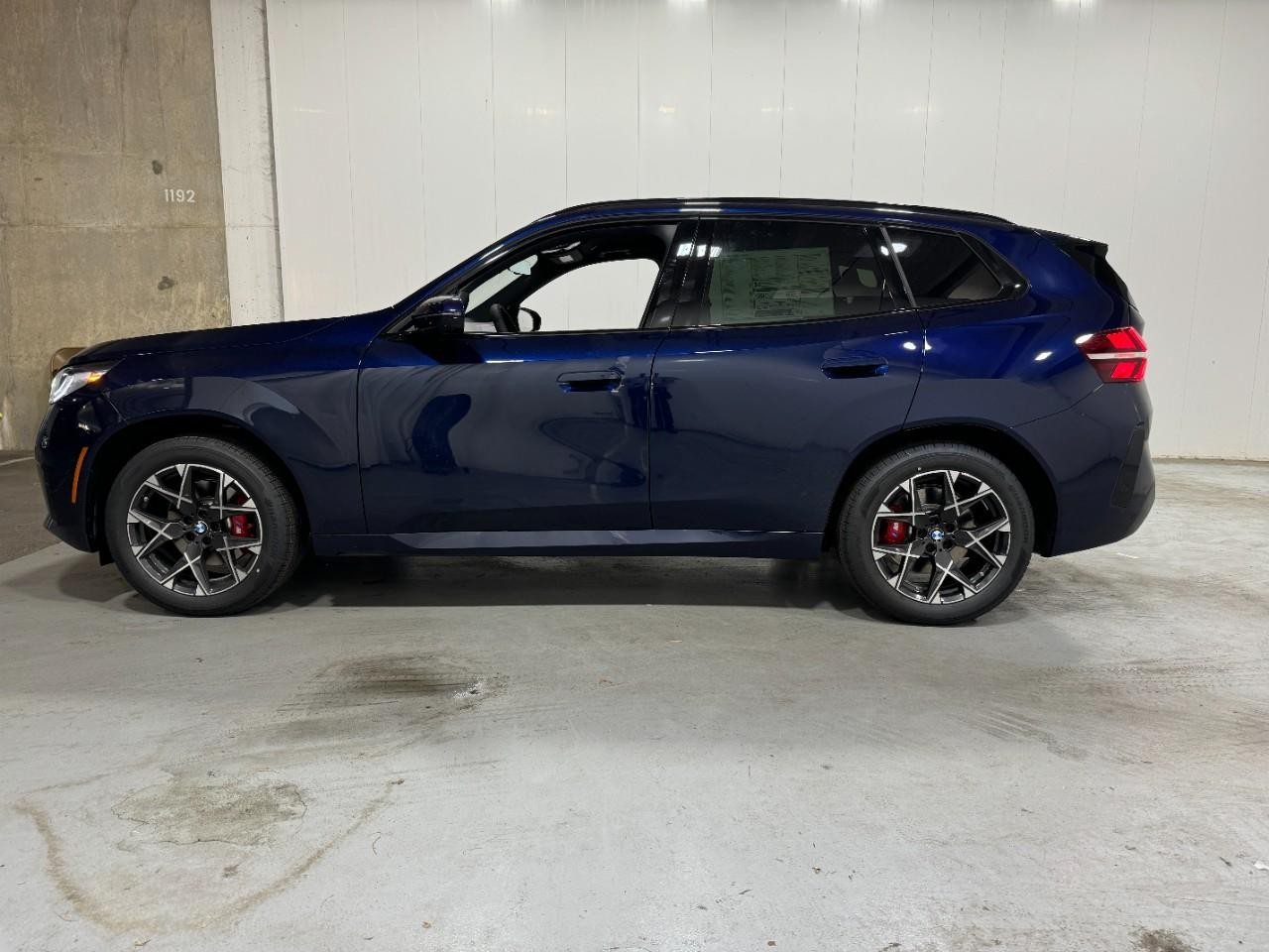 BMW X3 Vehicle Full-screen Gallery Image 2