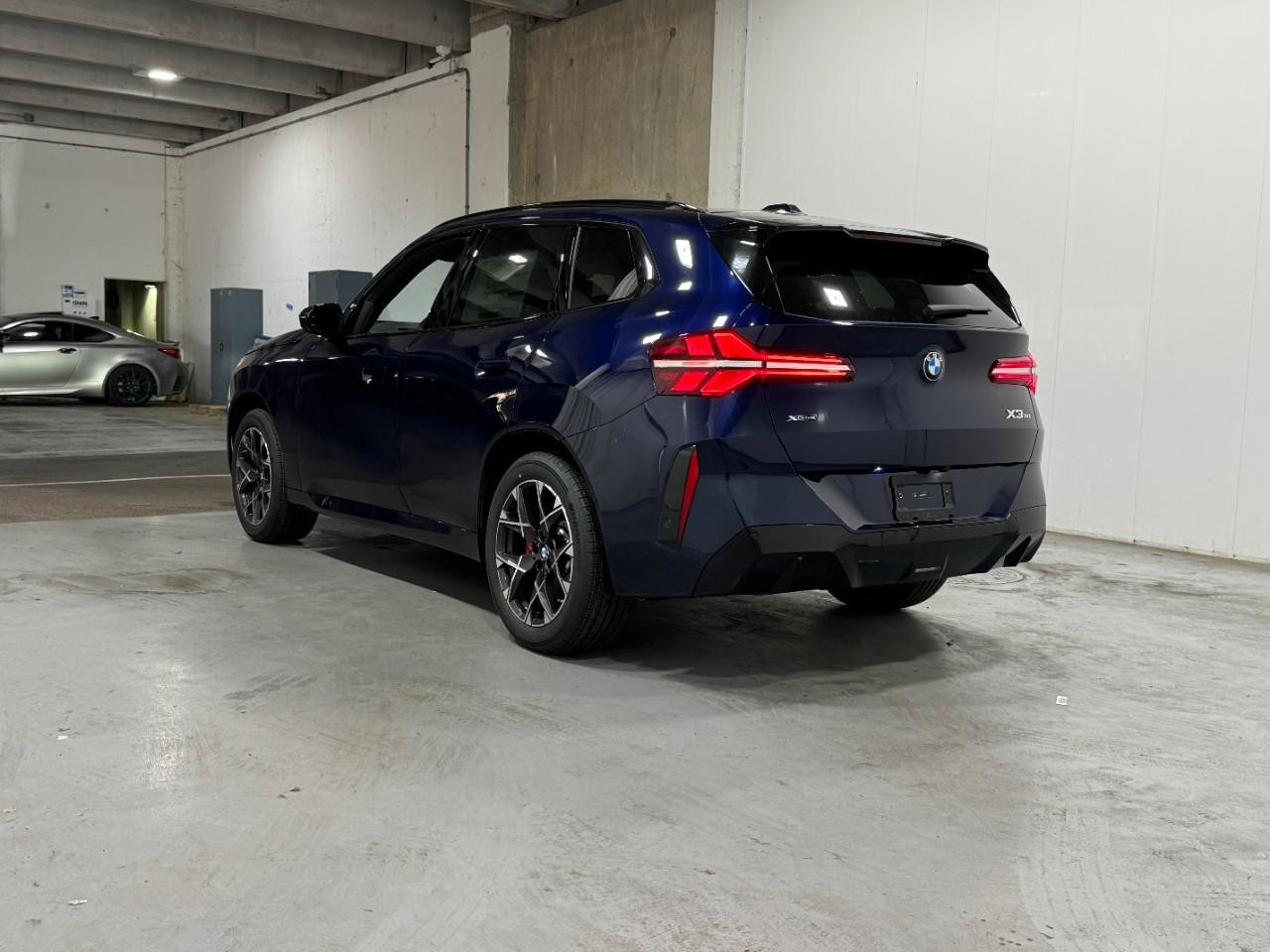 BMW X3 Vehicle Full-screen Gallery Image 3