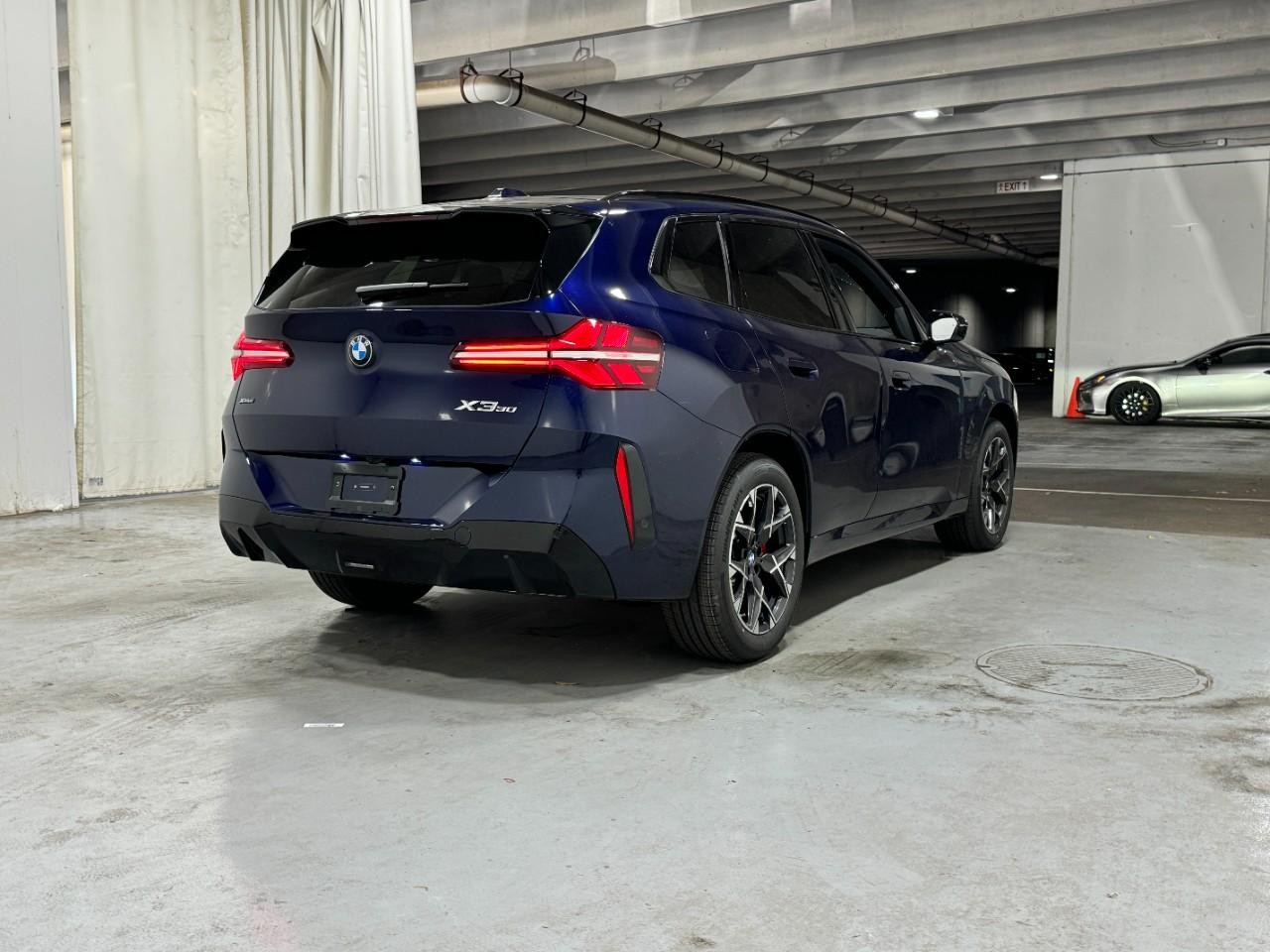 BMW X3 Vehicle Full-screen Gallery Image 4