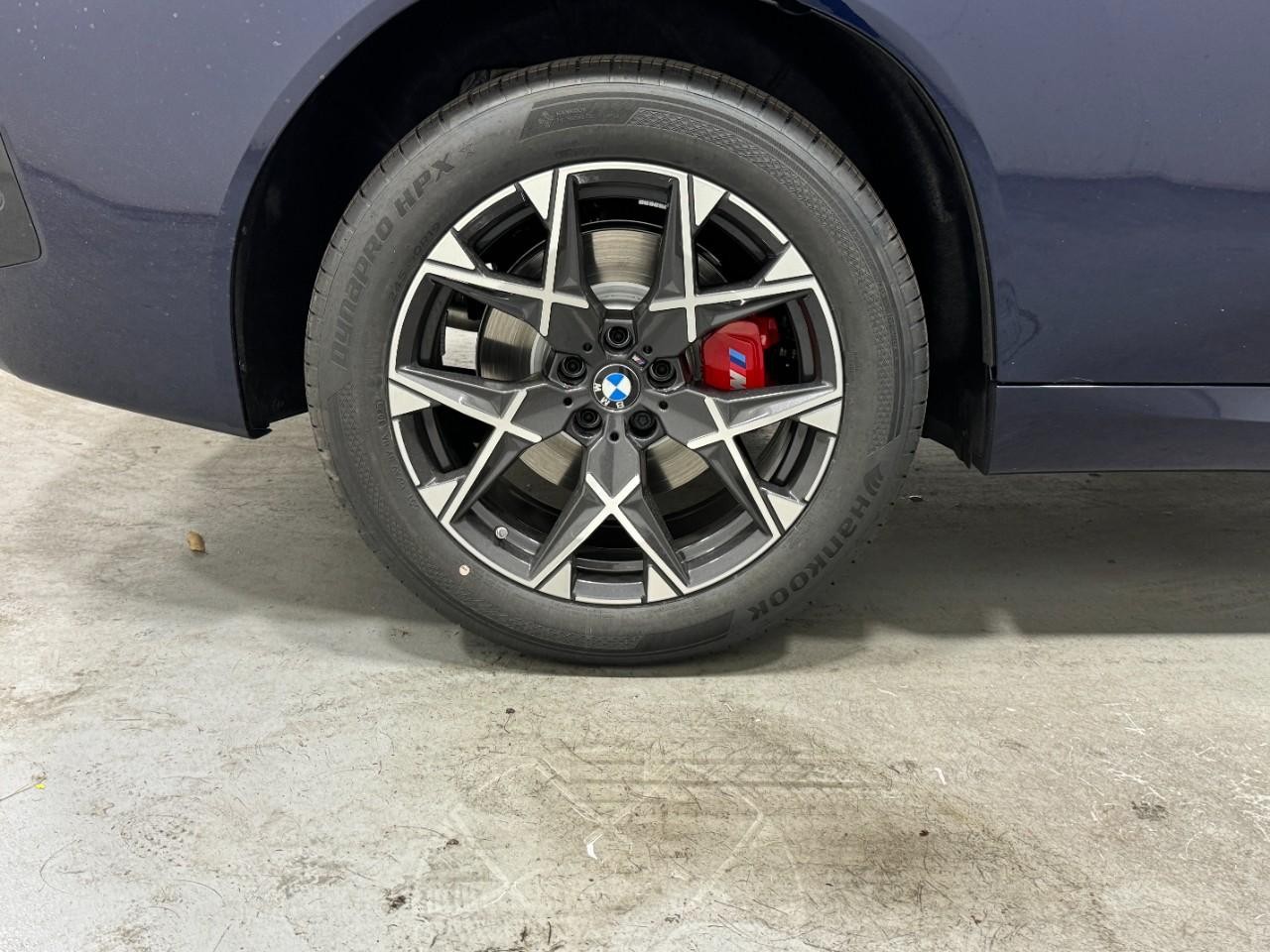 BMW X3 Vehicle Full-screen Gallery Image 5