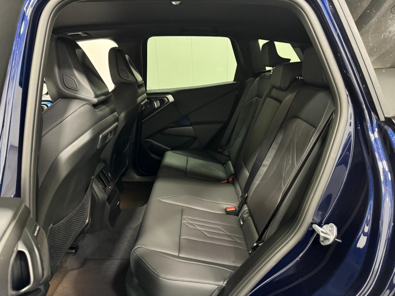 BMW X3 Vehicle Full-screen Gallery Image 8