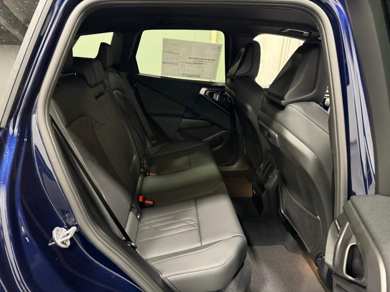 BMW X3 Vehicle Full-screen Gallery Image 10