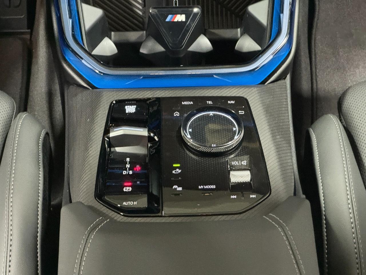 BMW X3 Vehicle Full-screen Gallery Image 14