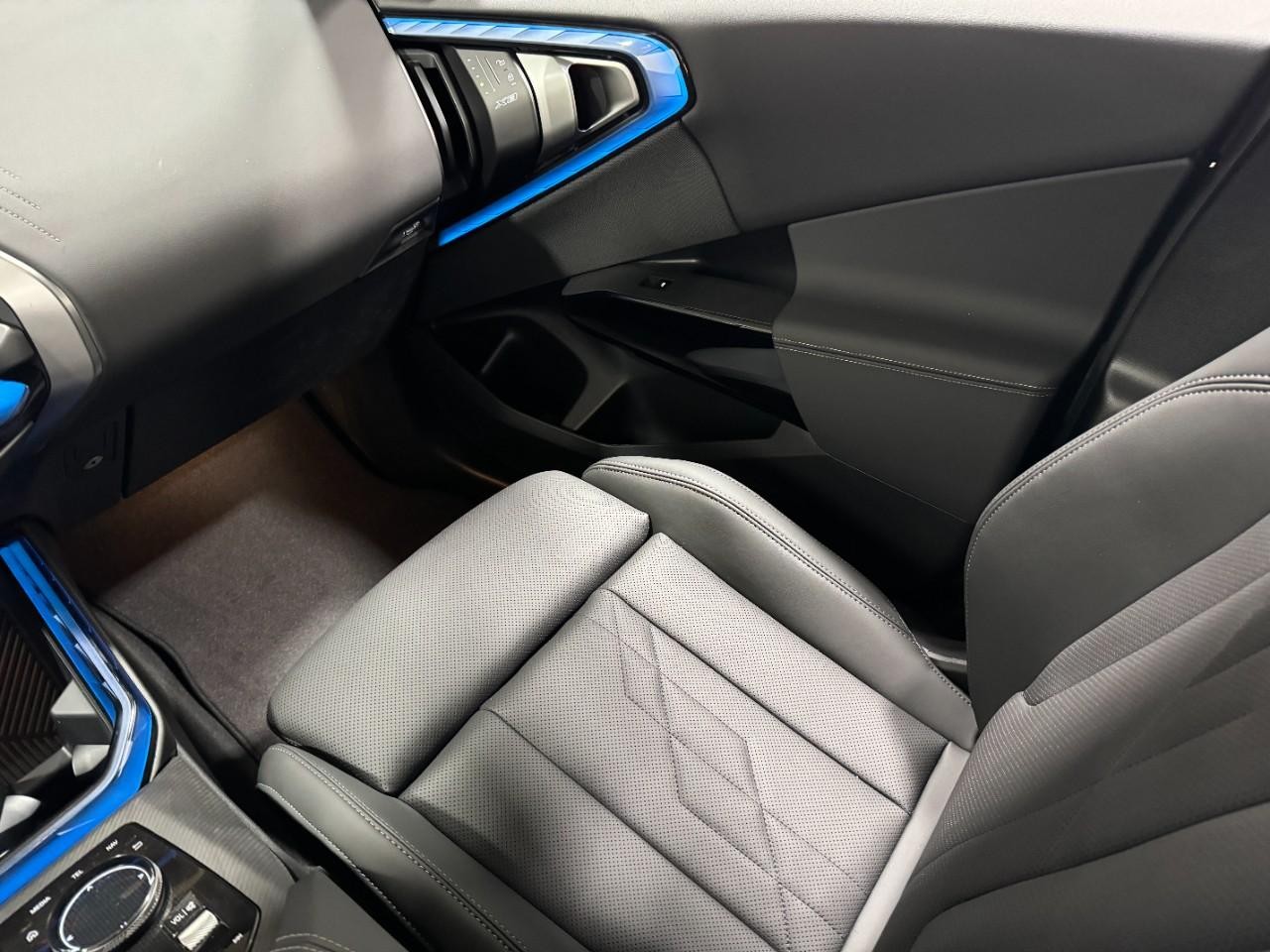 BMW X3 Vehicle Full-screen Gallery Image 15