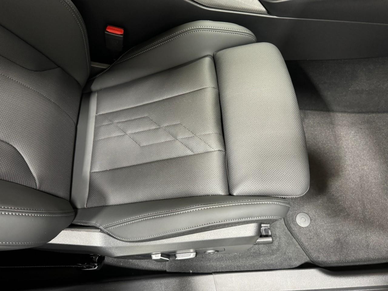 BMW X3 Vehicle Full-screen Gallery Image 17