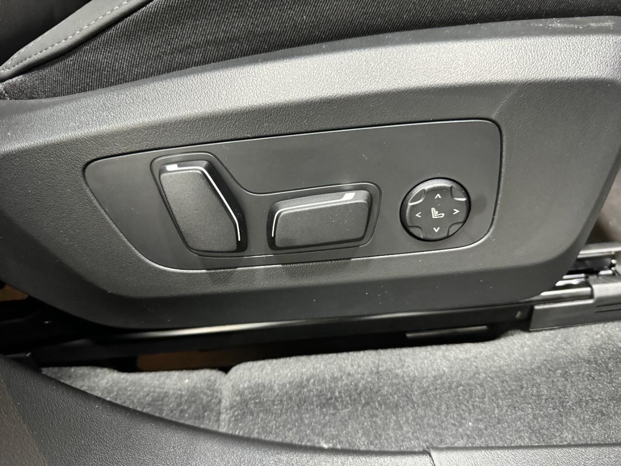 BMW X3 Vehicle Full-screen Gallery Image 18