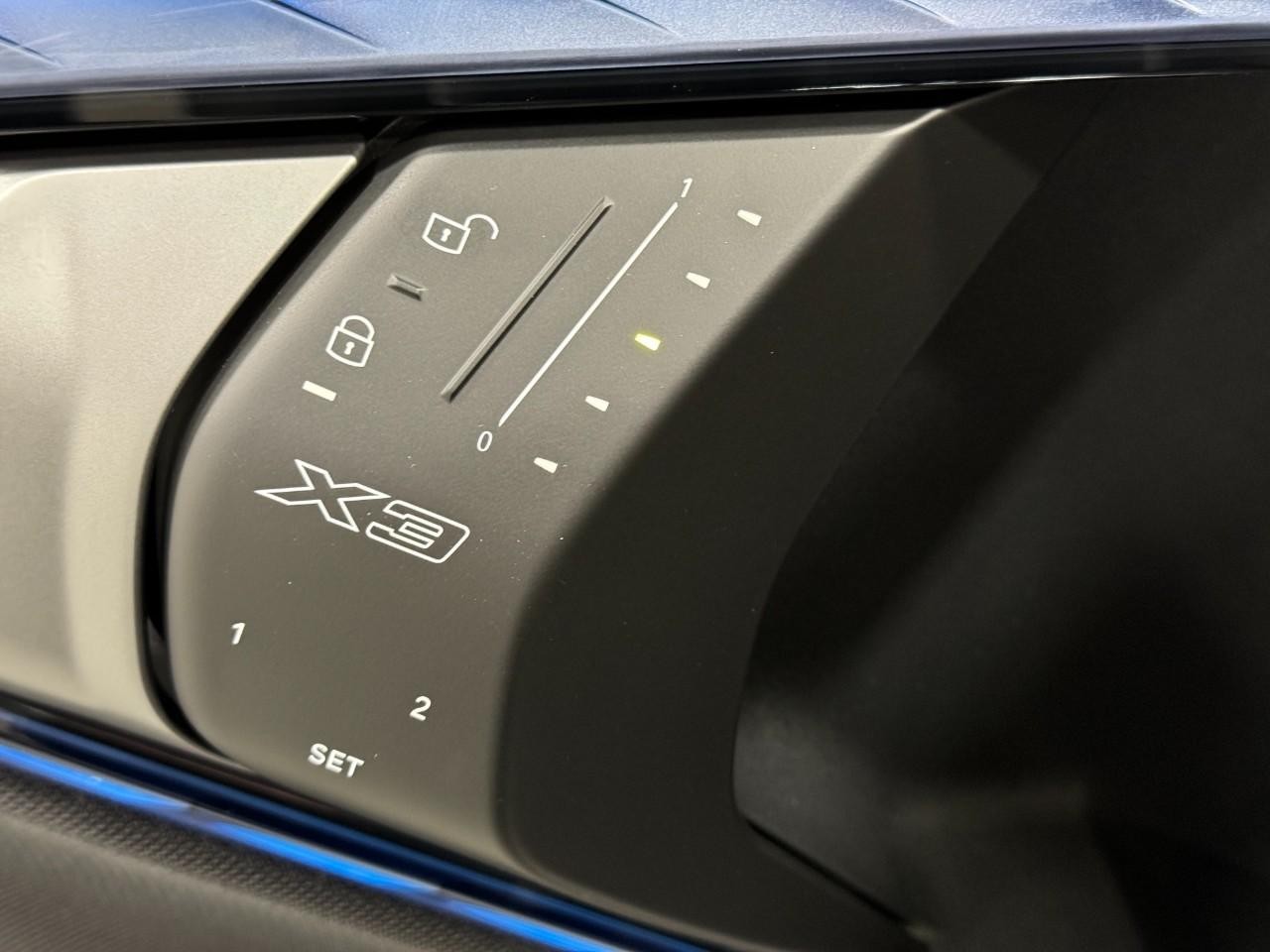 BMW X3 Vehicle Full-screen Gallery Image 22