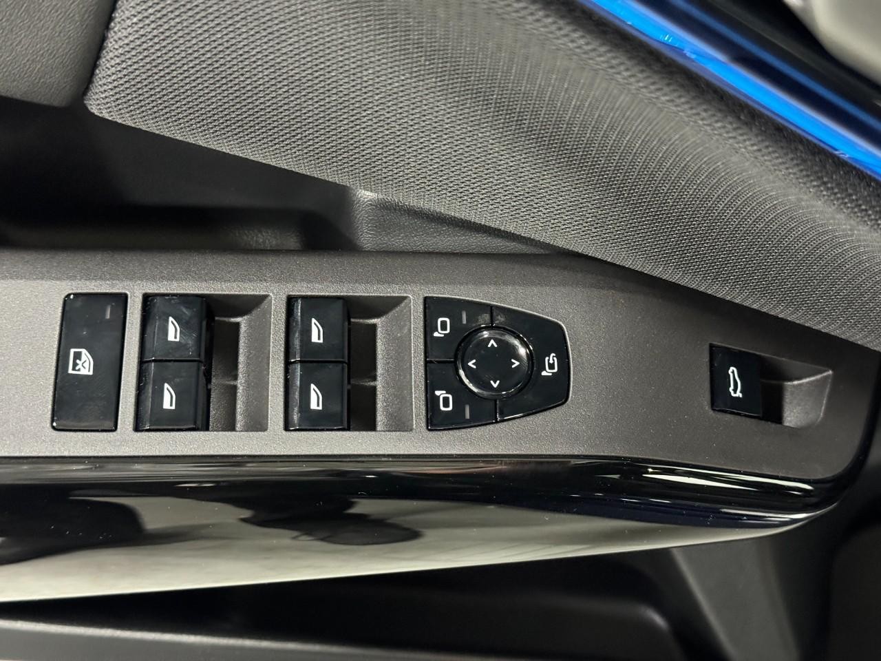 BMW X3 Vehicle Full-screen Gallery Image 23