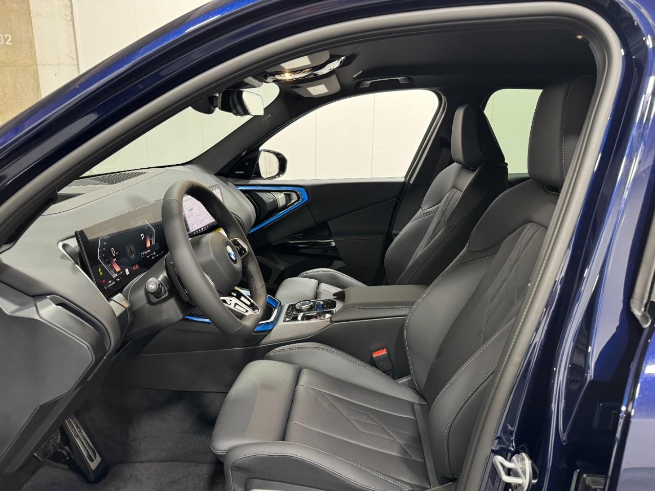 BMW X3 Vehicle Full-screen Gallery Image 24