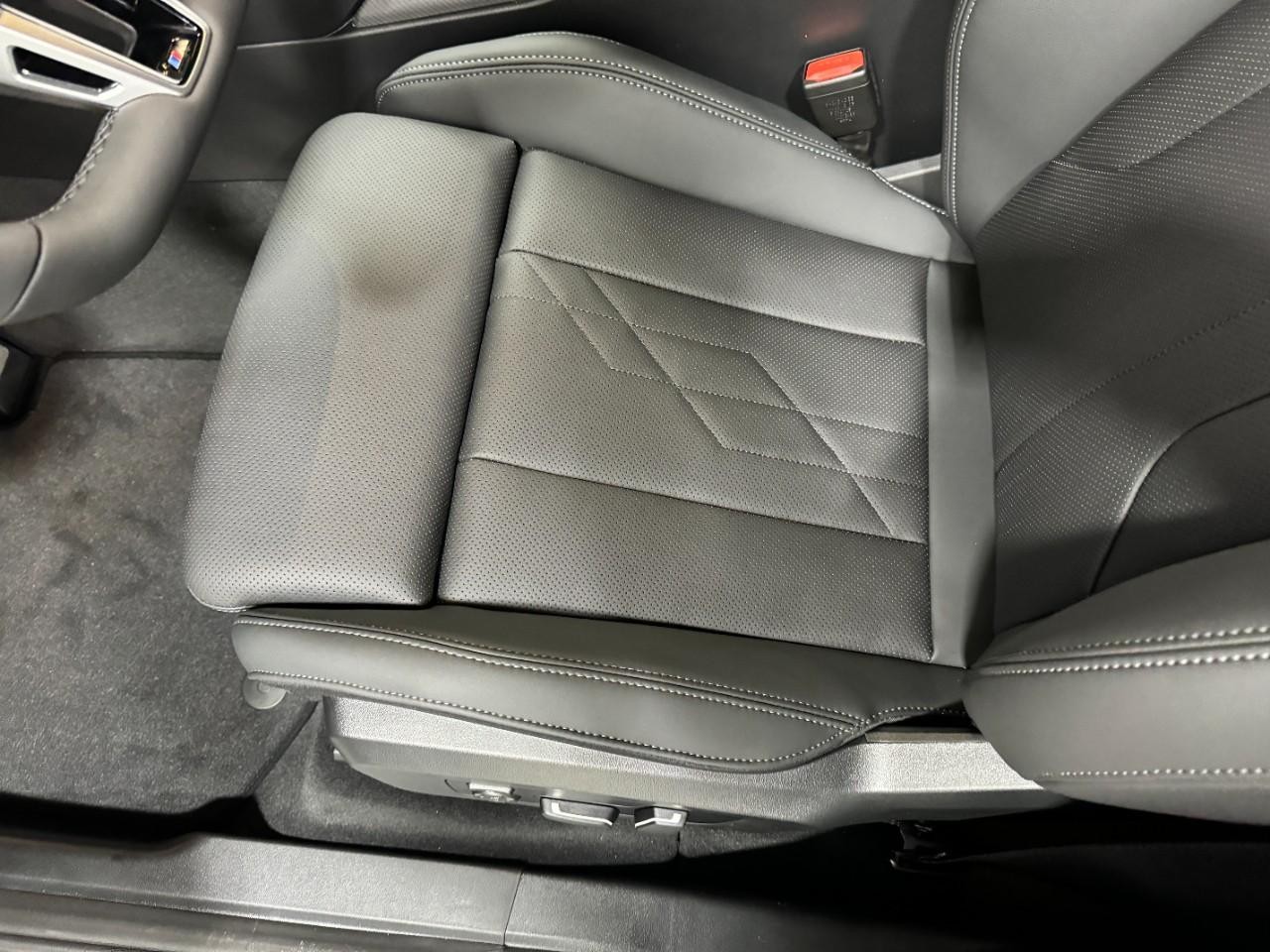 BMW X3 Vehicle Full-screen Gallery Image 25