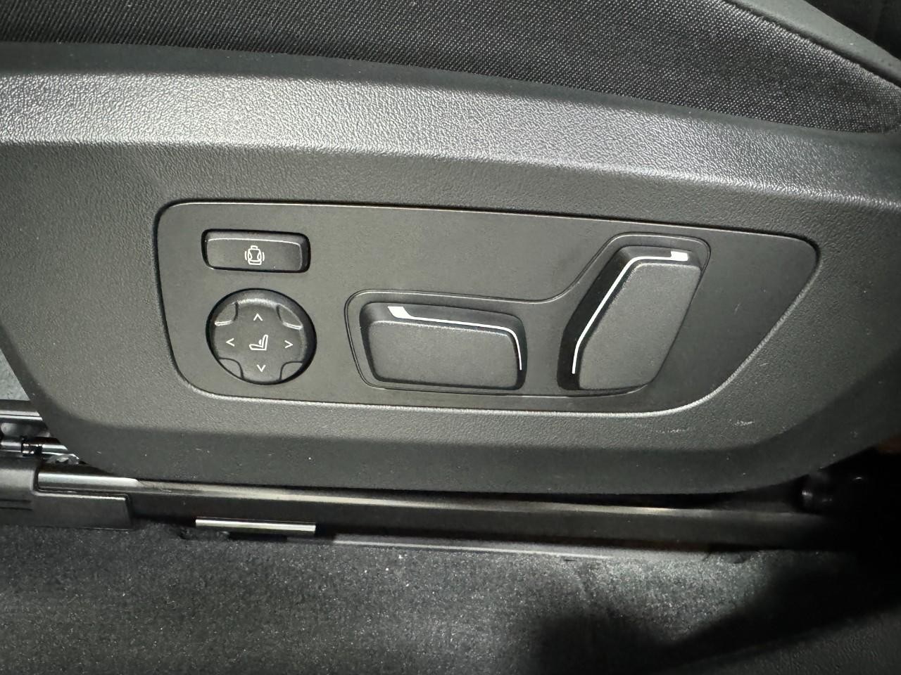 BMW X3 Vehicle Full-screen Gallery Image 26