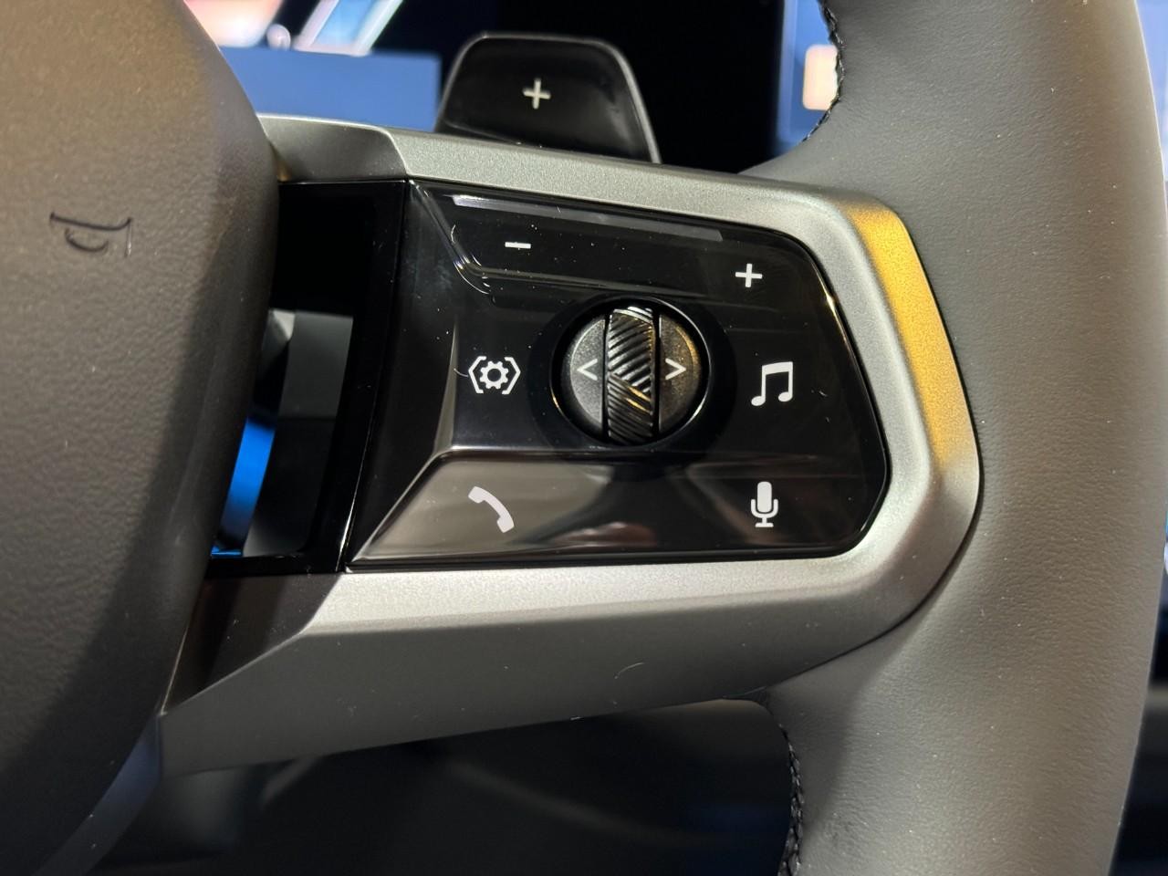 BMW X3 Vehicle Full-screen Gallery Image 28