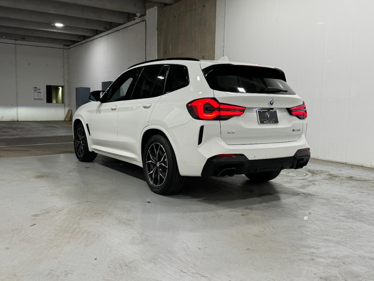 BMW X3 Vehicle Full-screen Gallery Image 3