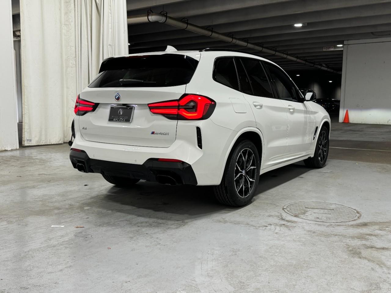 BMW X3 Vehicle Full-screen Gallery Image 4