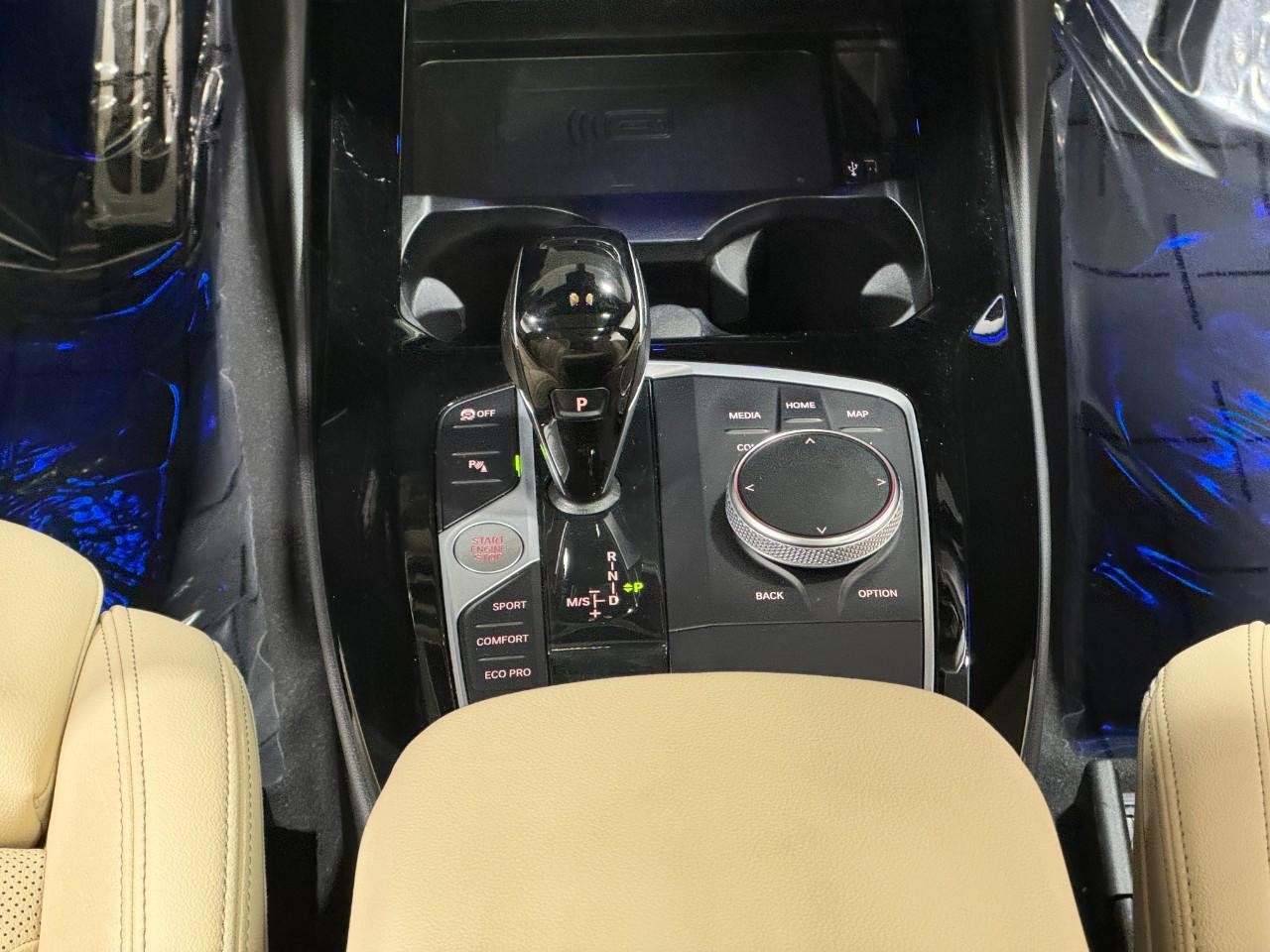 BMW X3 Vehicle Full-screen Gallery Image 16