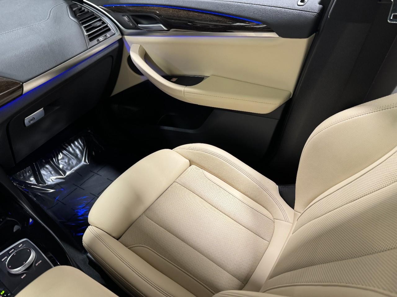 BMW X3 Vehicle Full-screen Gallery Image 17