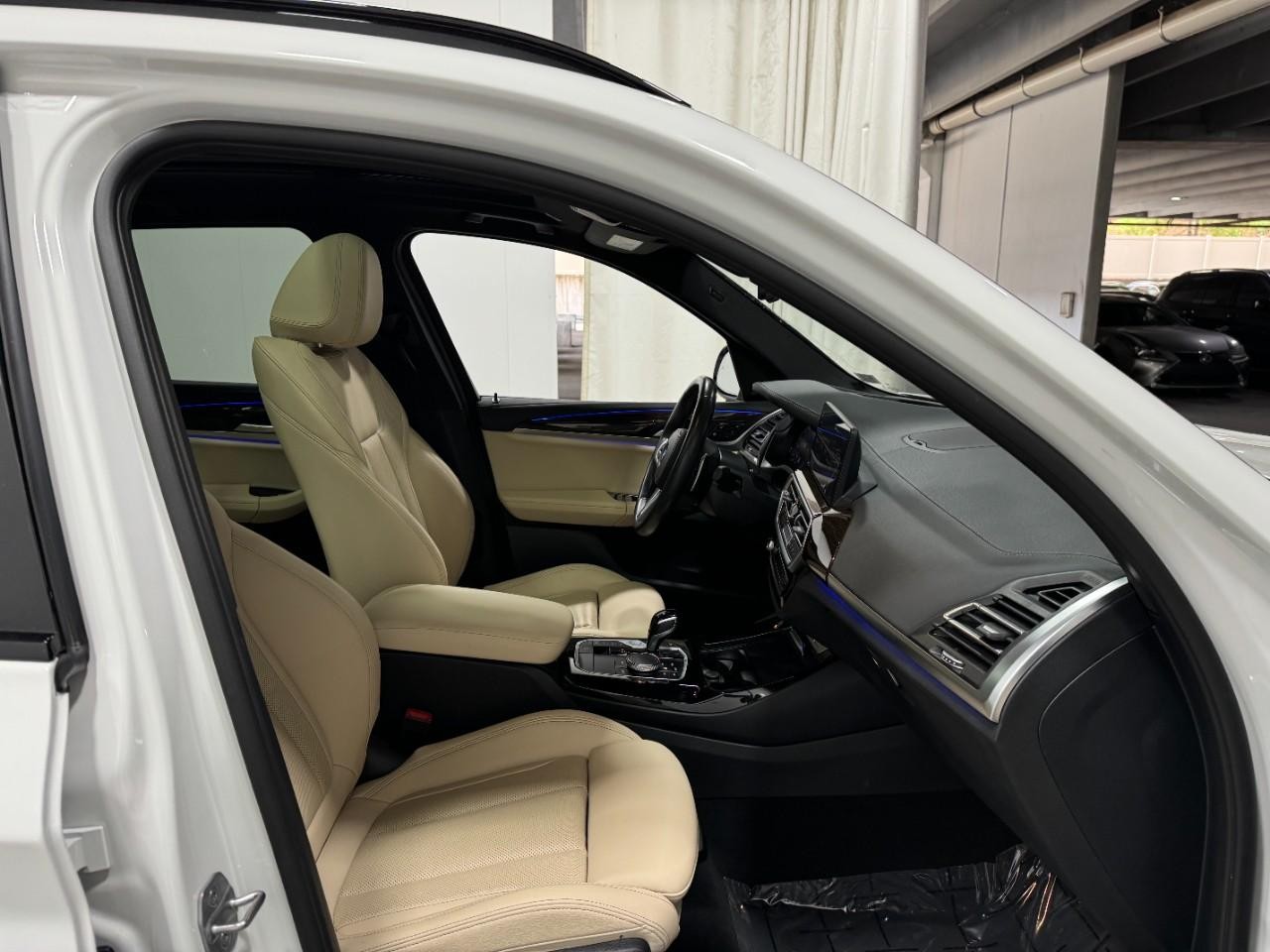 BMW X3 Vehicle Full-screen Gallery Image 18