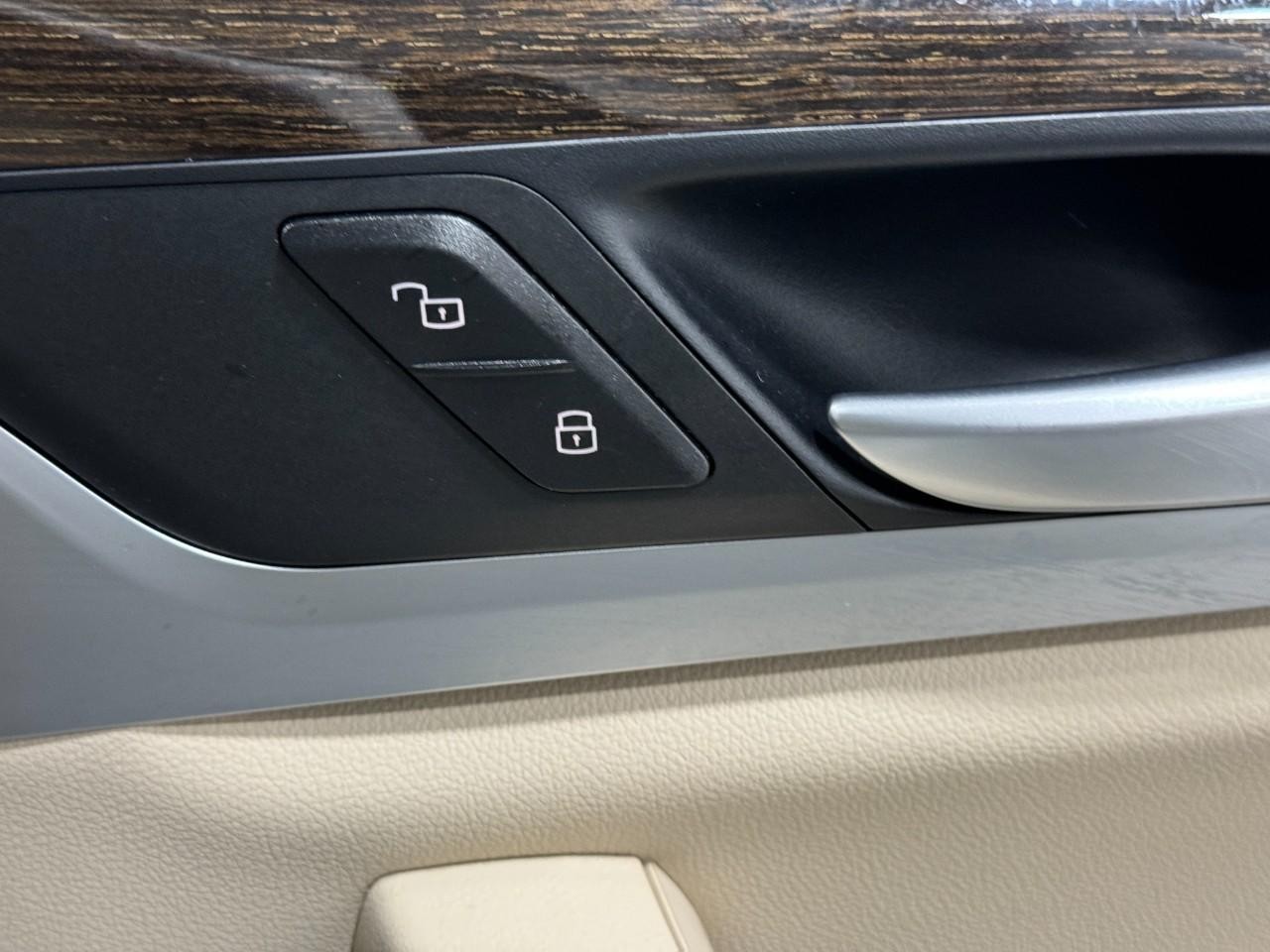 BMW X3 Vehicle Full-screen Gallery Image 21