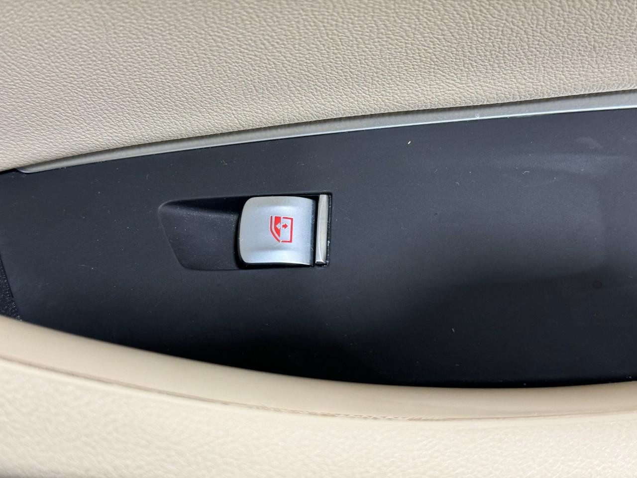 BMW X3 Vehicle Full-screen Gallery Image 22