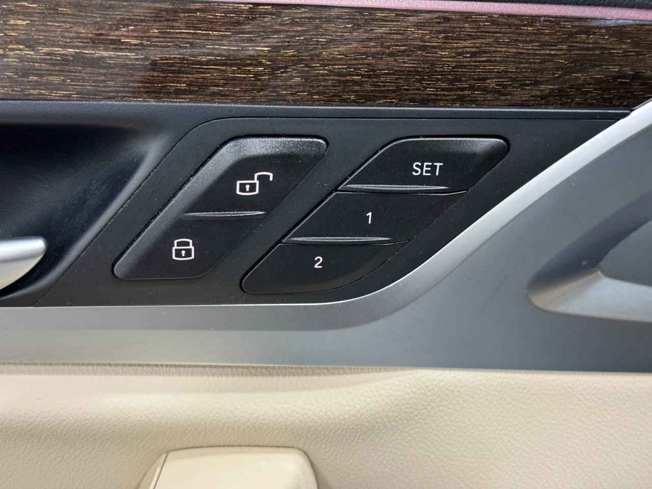 BMW X3 Vehicle Full-screen Gallery Image 24