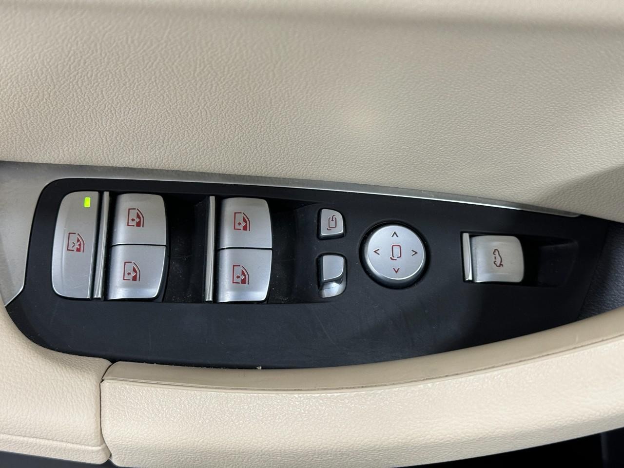 BMW X3 Vehicle Full-screen Gallery Image 25