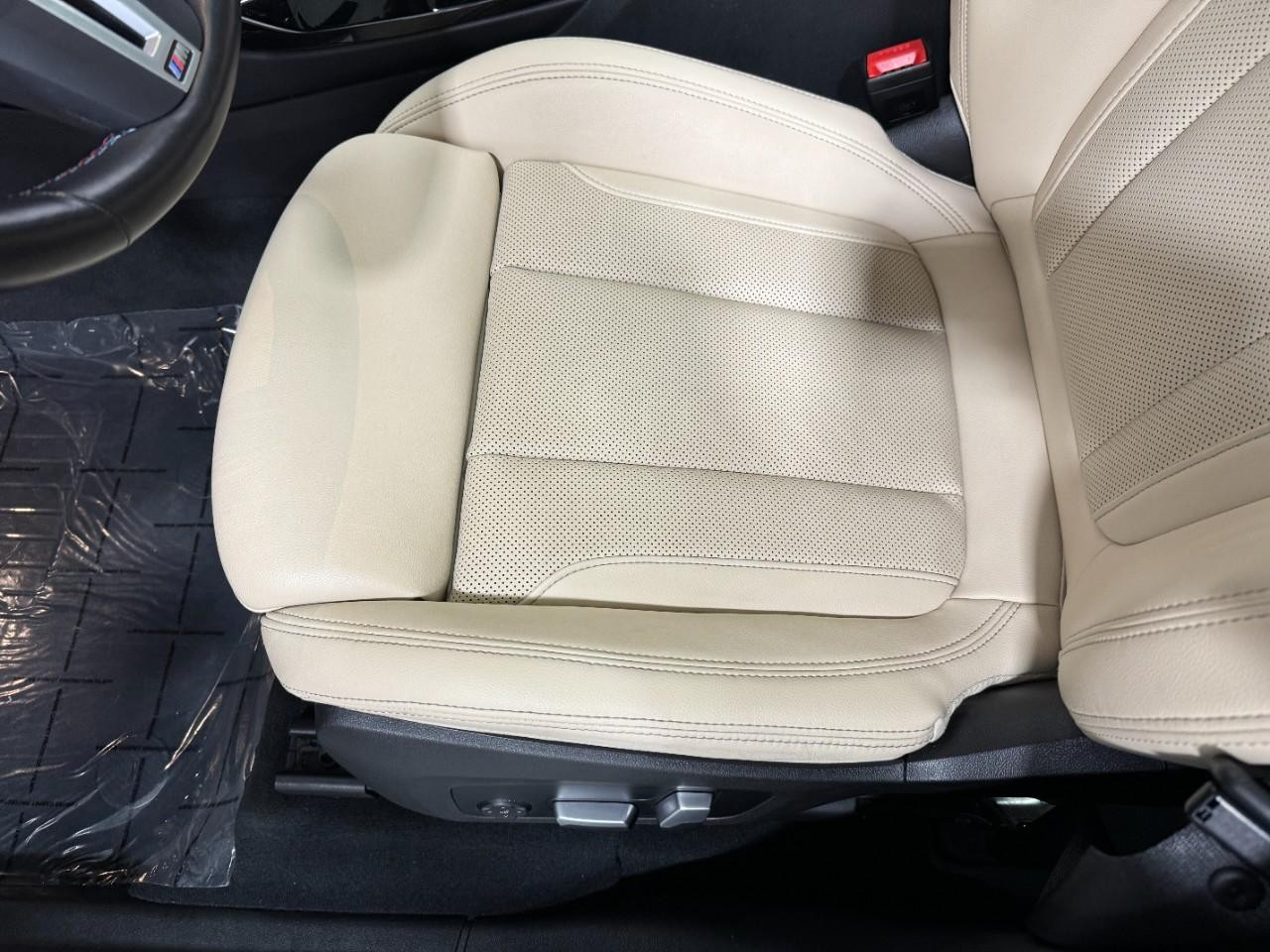 BMW X3 Vehicle Full-screen Gallery Image 27