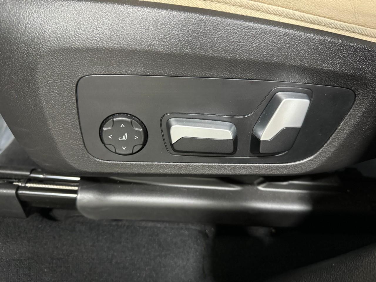 BMW X3 Vehicle Full-screen Gallery Image 28