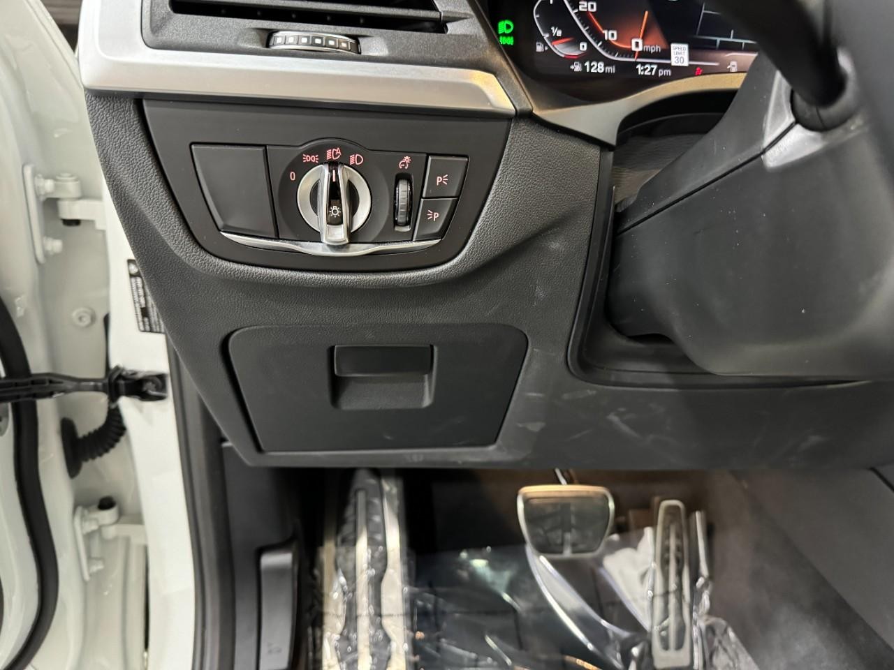 BMW X3 Vehicle Full-screen Gallery Image 29