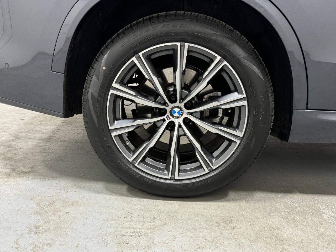 BMW X5 Vehicle Full-screen Gallery Image 5