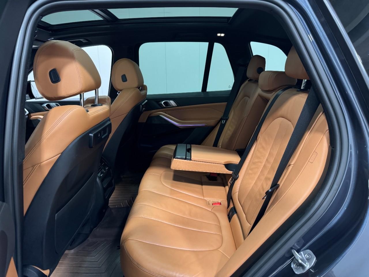 BMW X5 Vehicle Full-screen Gallery Image 8