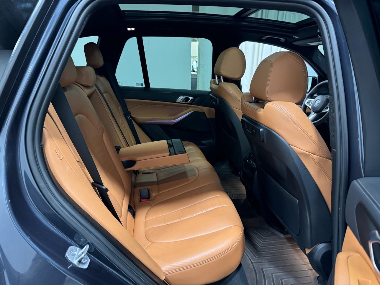 BMW X5 Vehicle Full-screen Gallery Image 10