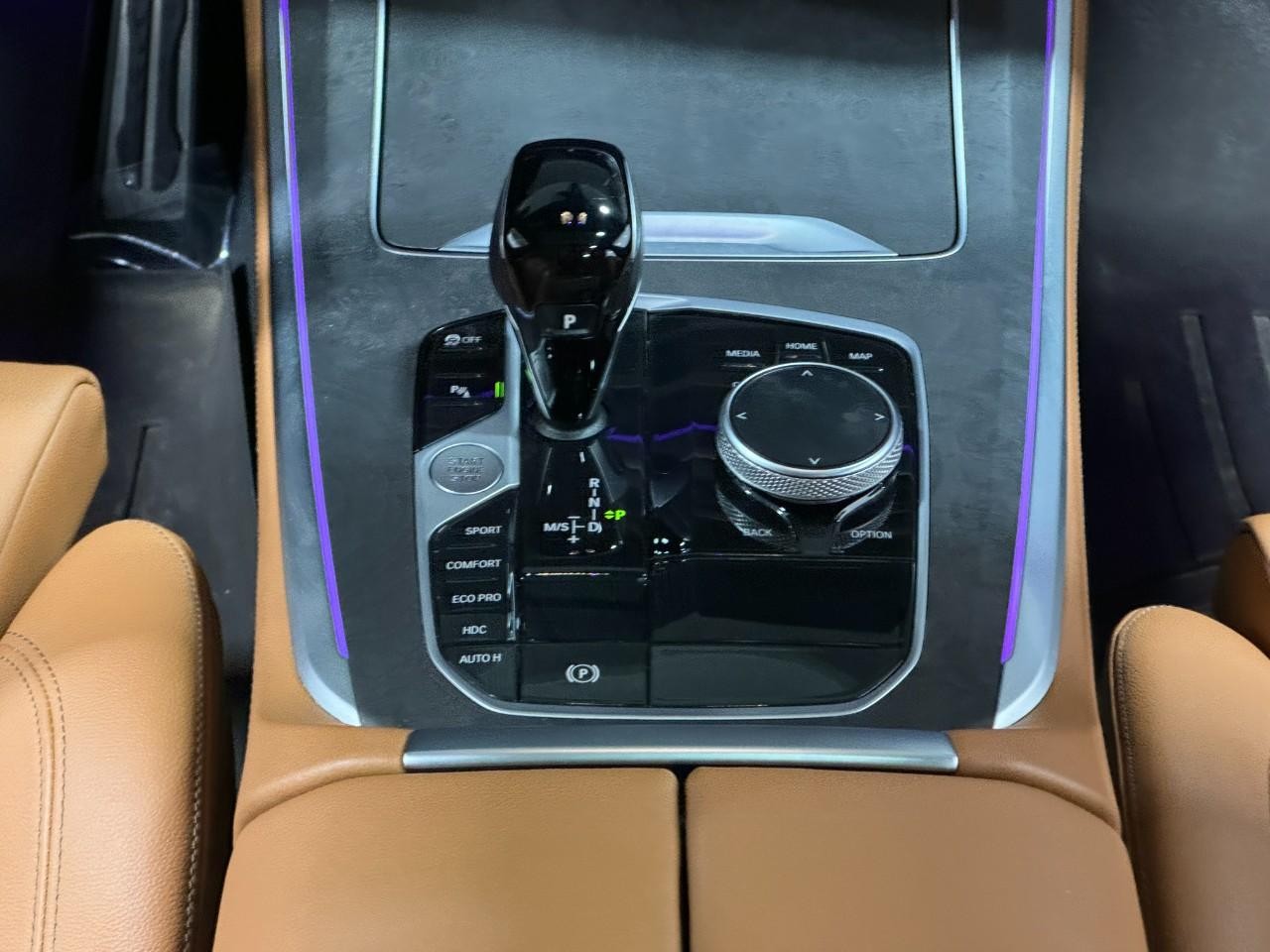 BMW X5 Vehicle Full-screen Gallery Image 16