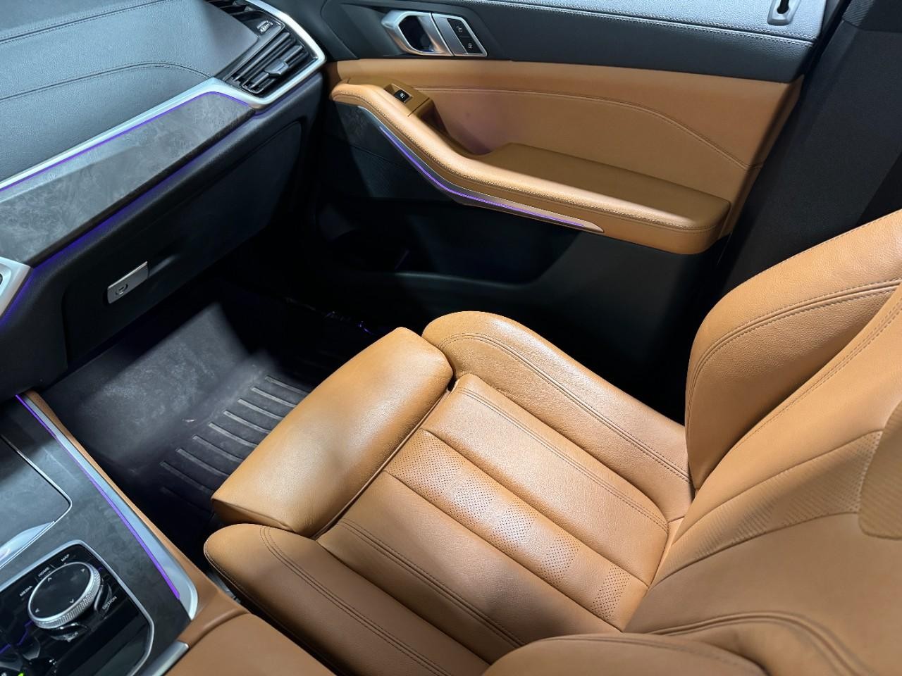 BMW X5 Vehicle Full-screen Gallery Image 17