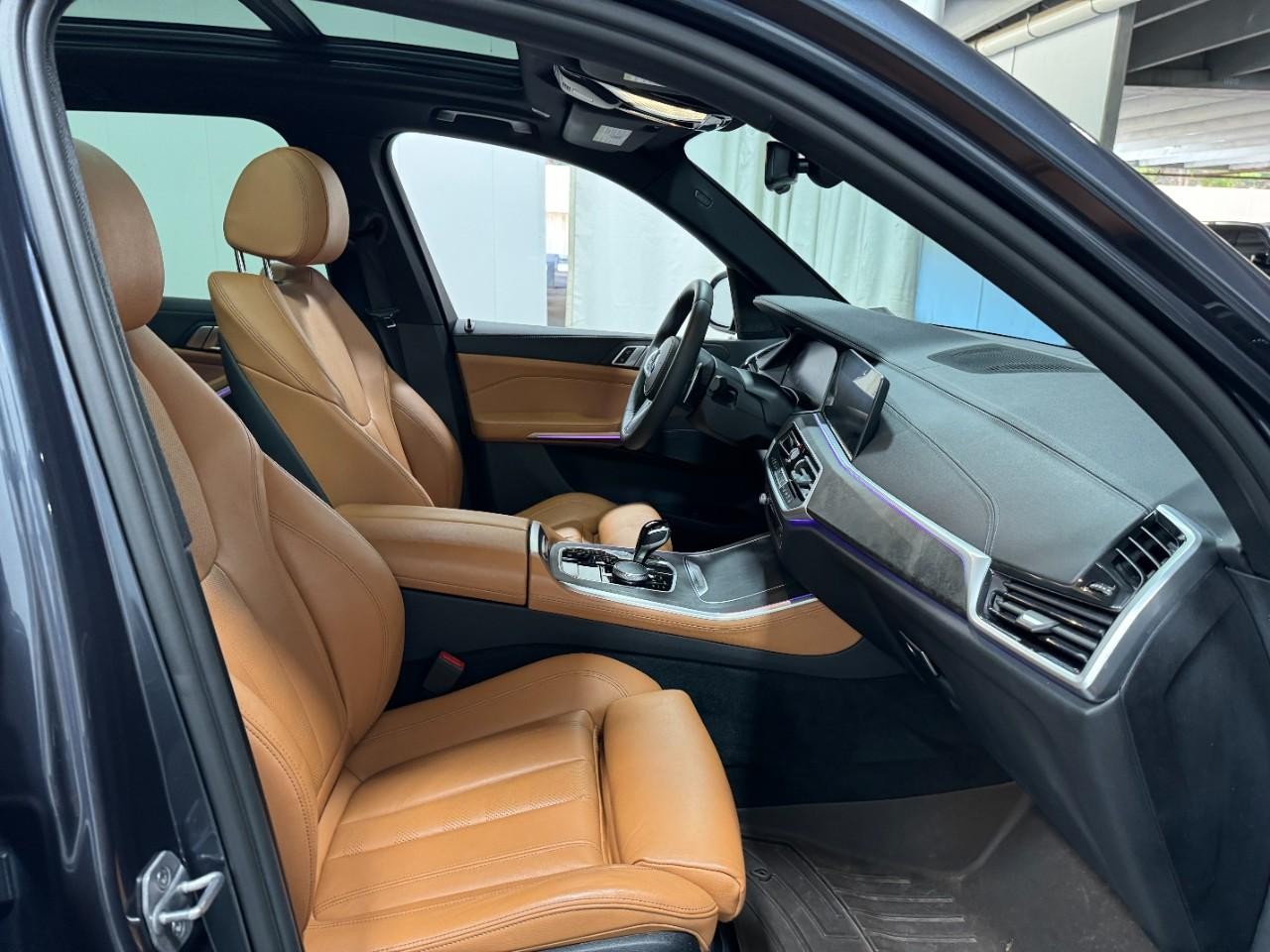 BMW X5 Vehicle Full-screen Gallery Image 18