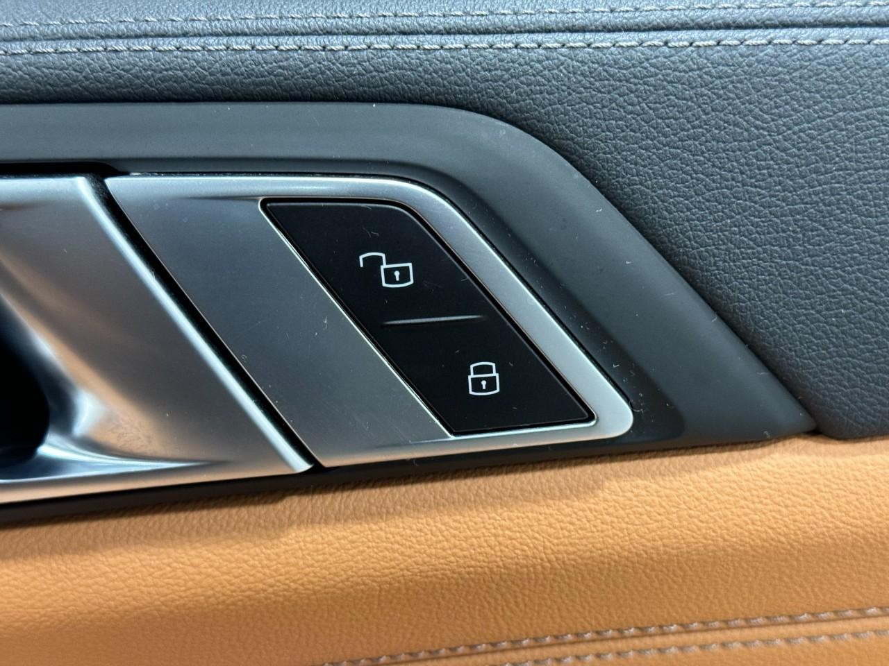 BMW X5 Vehicle Full-screen Gallery Image 21