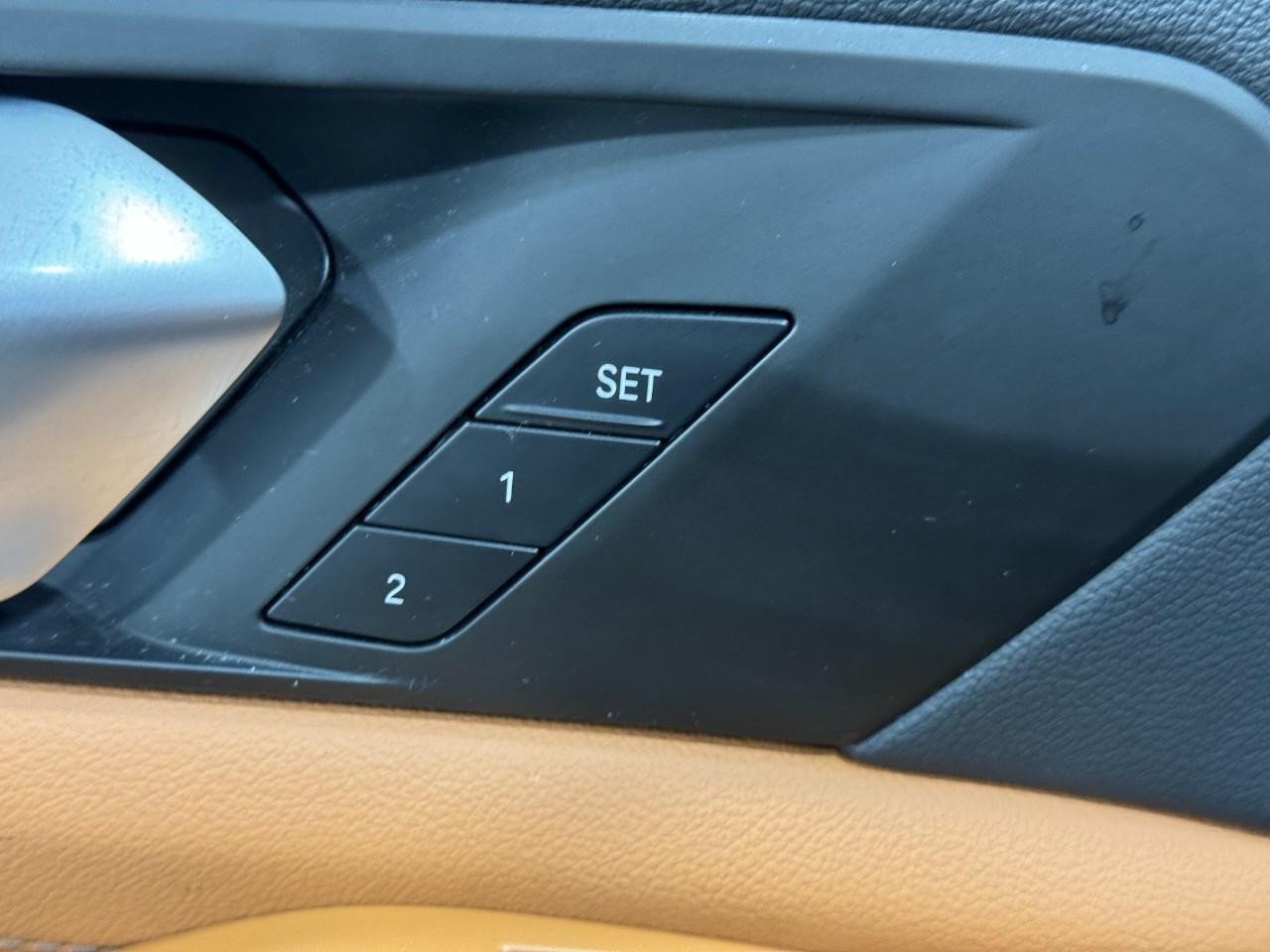 BMW X5 Vehicle Full-screen Gallery Image 23