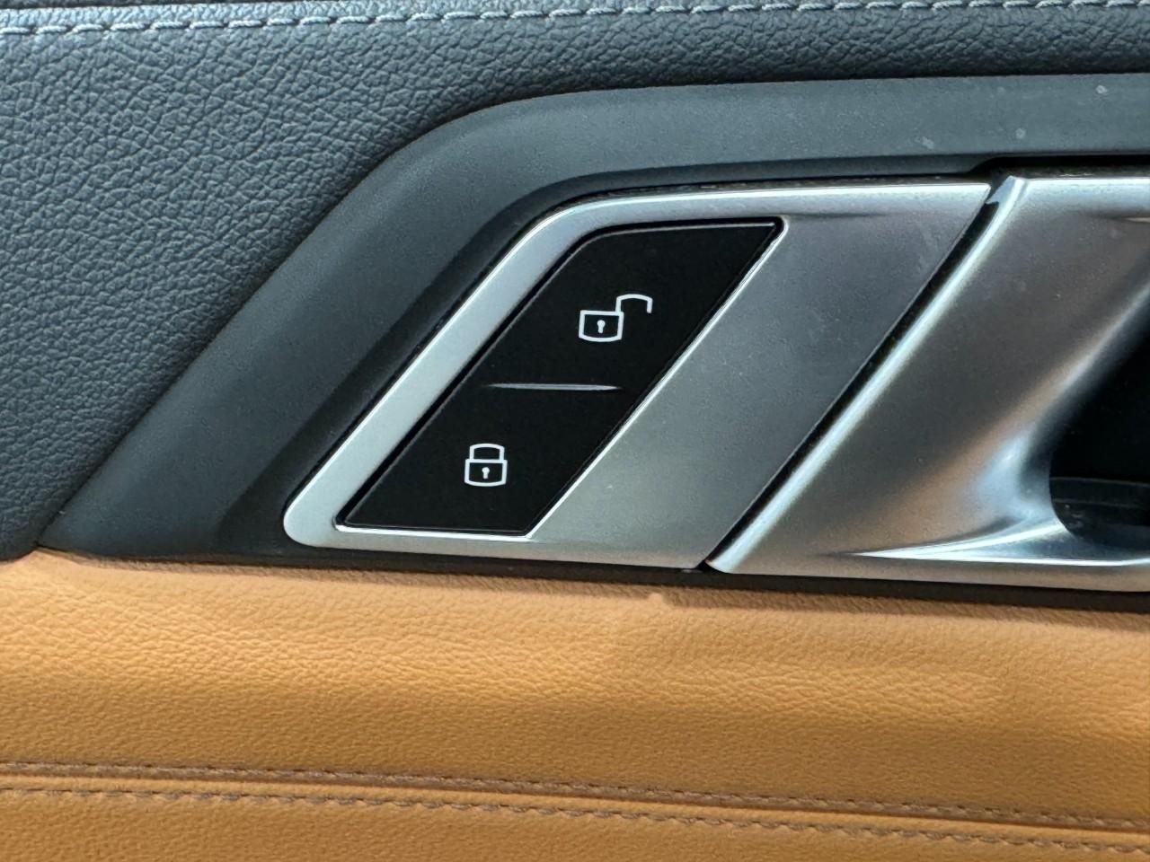 BMW X5 Vehicle Full-screen Gallery Image 24