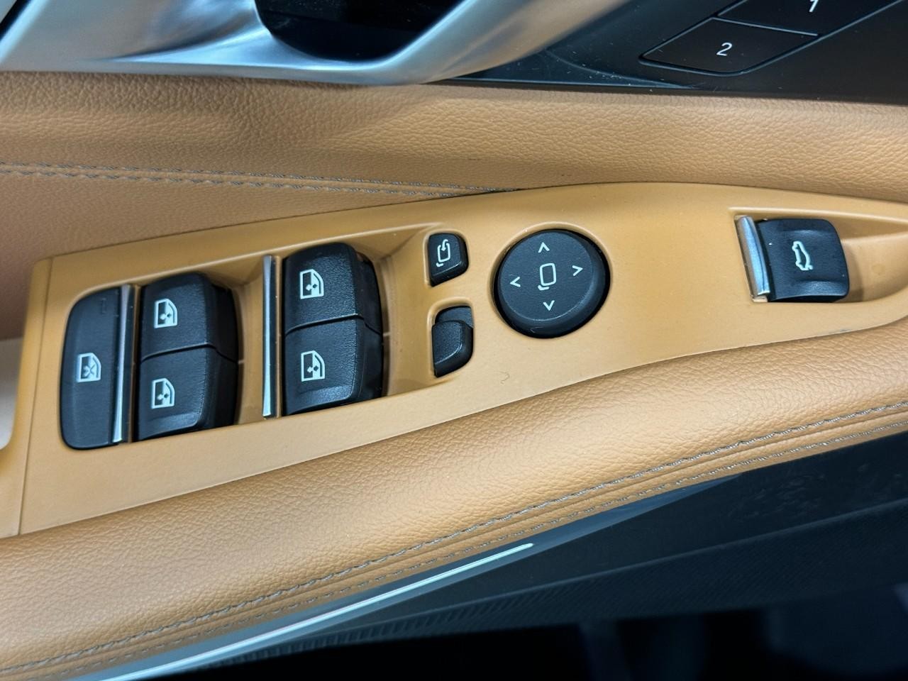 BMW X5 Vehicle Full-screen Gallery Image 25