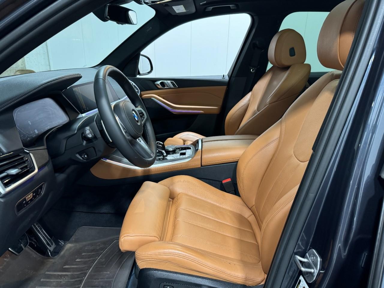 BMW X5 Vehicle Full-screen Gallery Image 26