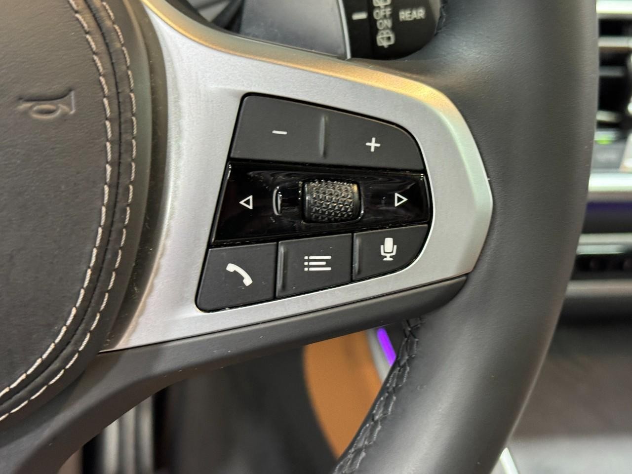 BMW X5 Vehicle Full-screen Gallery Image 31