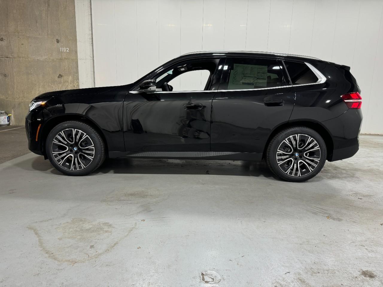 BMW X3 Vehicle Full-screen Gallery Image 2