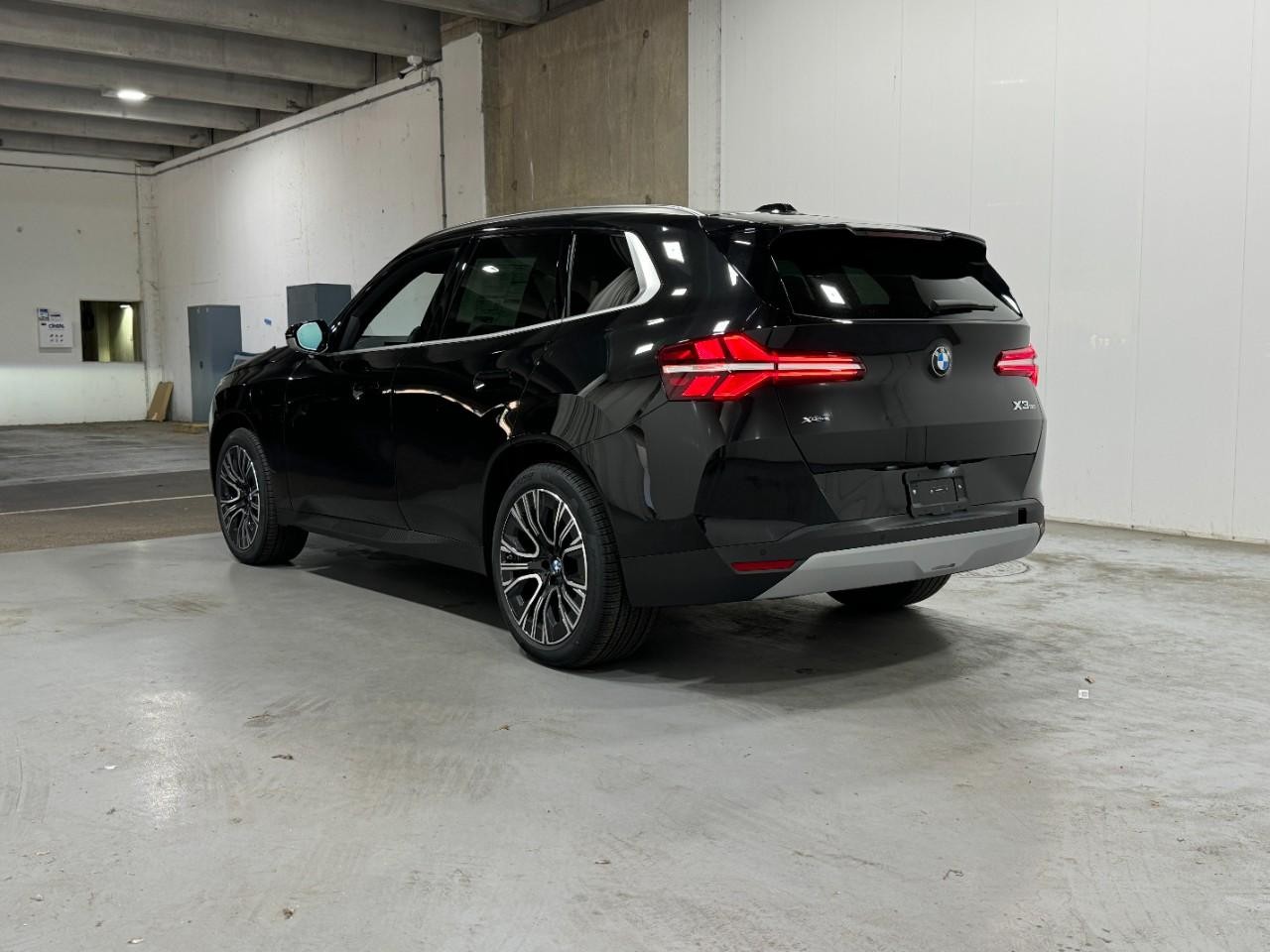 BMW X3 Vehicle Full-screen Gallery Image 3