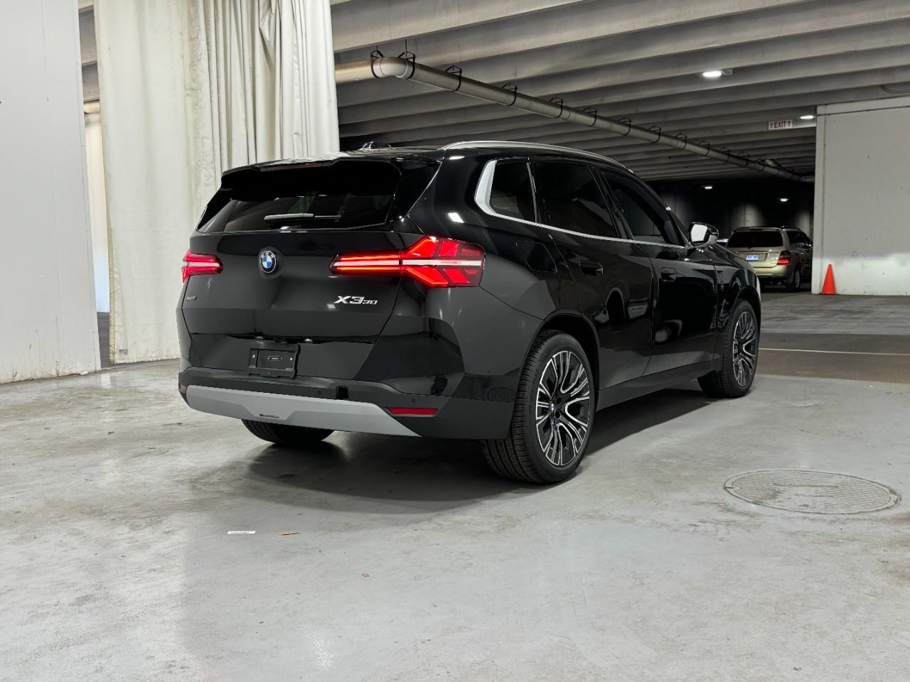 BMW X3 Vehicle Full-screen Gallery Image 4