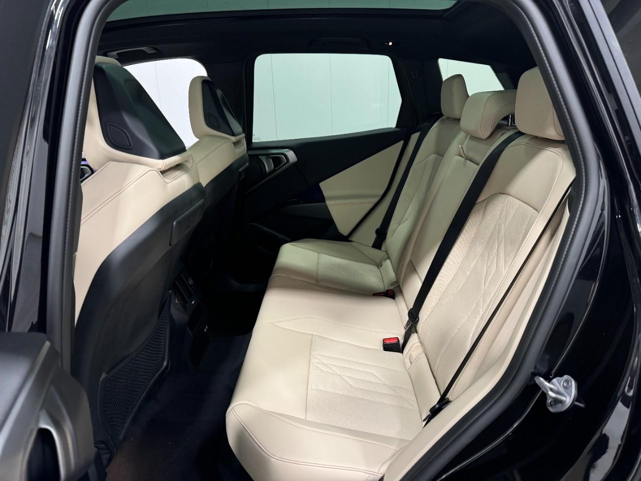 BMW X3 Vehicle Full-screen Gallery Image 8