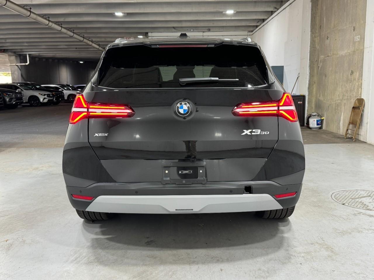 BMW X3 Vehicle Full-screen Gallery Image 9