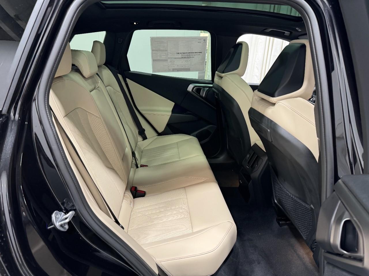 BMW X3 Vehicle Full-screen Gallery Image 10