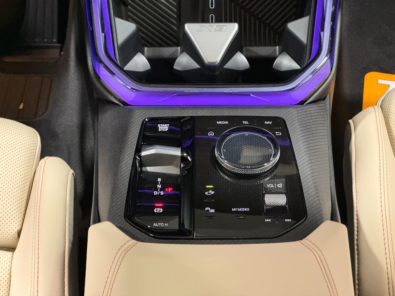 BMW X3 Vehicle Full-screen Gallery Image 15